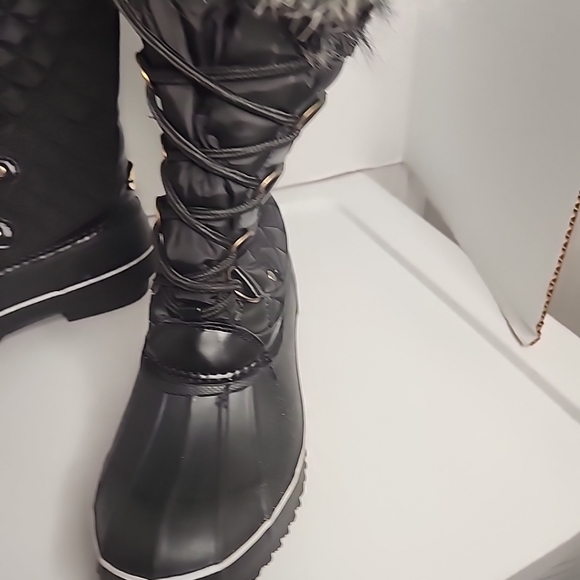 GUESS Women's DUCK fur linedQuilted Boots size: 6 - Picture 6 of 10